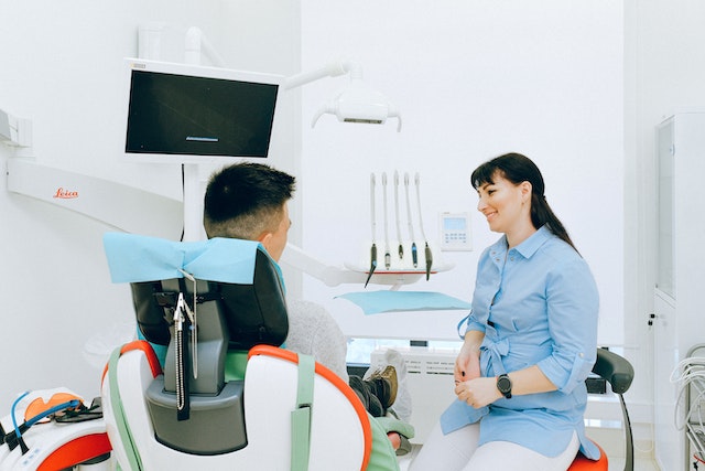 Ortodoncja Ursynów: Czy dentyści i ortodonci to jedno i to samo?