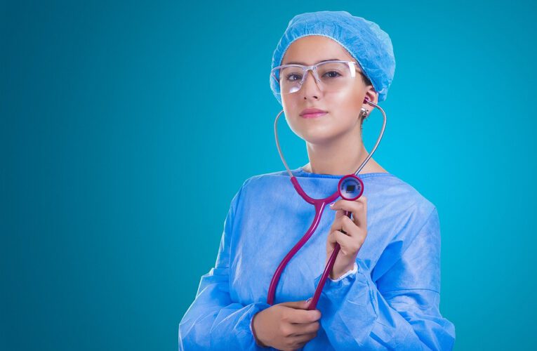 Żakiety medyczne dla kobiet – poznaj najważniejsze cechy