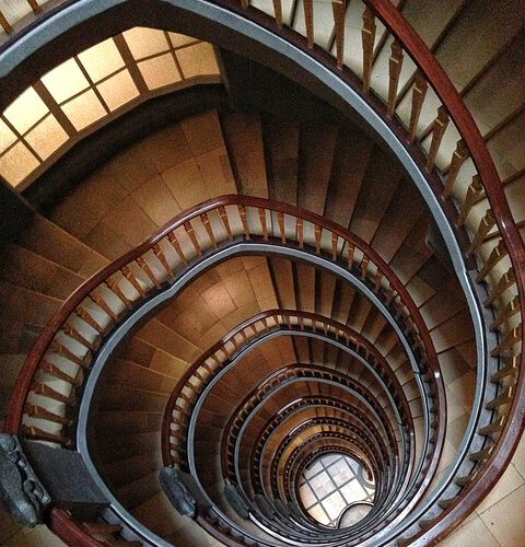 Jak zainstalować spiralne schody?
