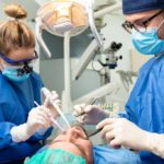 Zabiegi wykonywane przez chirurga stomatologicznego w Warszawie